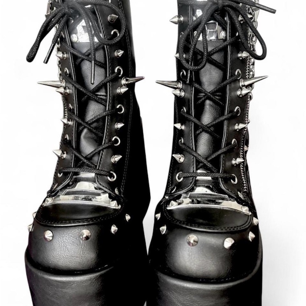 CUSTOM Demonia
Camel 208 Platform Boots
Size Women's 9 - Picture 3 of 7